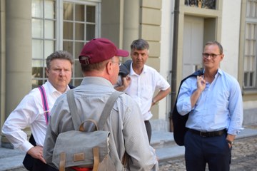 Im Vordergrund: Claude Longchamp, Im Hintergrund: Michael Ludwig (Wien, links), Alec von Graffenried (Bern, mitte), Michael Müller (Berlin, rechts)). Vergrösserte Ansicht