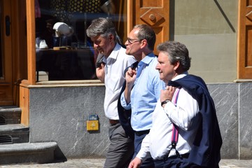 Gipfeltreffen: Alec von Graffenried (Bern, hinten), Michael Müller (Berlin) und Michael Ludwig (Wien, vorne). Vergrösserte Ansicht