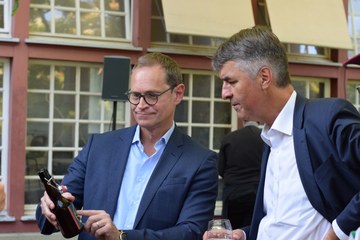 Empfang in der Orangerie Elfenau: Michael Müller (Berlin, links) und Alec von Graffenried (Bern, rechts). Vergrösserte Ansicht