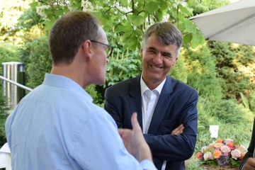 Empfang in der Orangerie Elfenau: Michael Müller (Berlin, links) und Alec von Graffenried (Bern, rechts). Vergrösserte Ansicht