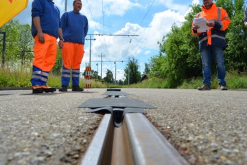 TDF, Einweihung Ziellinie, Detail Schienenabdeckung. Vergrösserte Ansicht