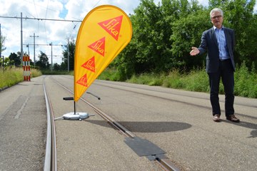 TDF, Einweihung Ziellinie, Hans Peter Wyss präsentiert Schienenabdeckung. Vergrösserte Ansicht