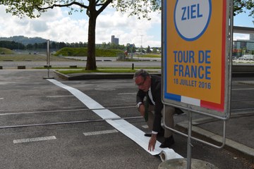 TDF, Einweihung Ziellinie, Alexander Tschäppät weiht Linie ein. Vergrösserte Ansicht