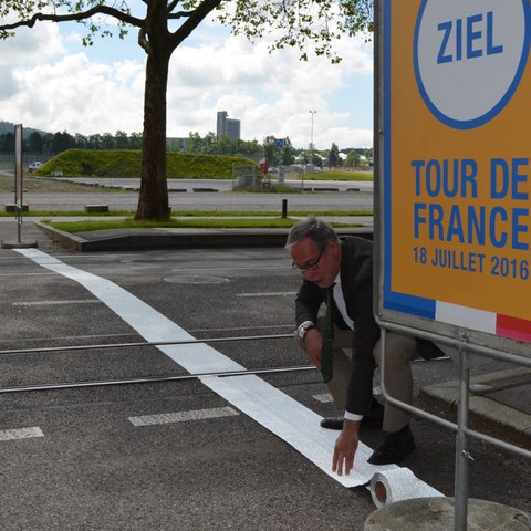 TDF, Einweihung Ziellinie, Alexander Tschäppät weiht Linie ein