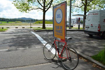 TDF Einweihung Ziellinie, Ziellinie und Plakat. Vergrösserte Ansicht