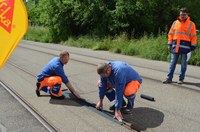 TDF, Einweihung Ziellinie, Arbeiter verlegen Schienenabdeckung
