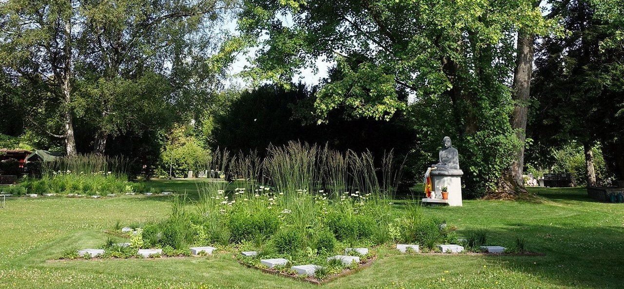 Buddhistisches Grab auf dem Bremgartenfriedhof.