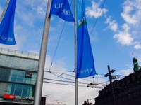 6 Bild 1 Fahnen Bahnhofplatz Kinderfreundliche Gemeinde UNICEF