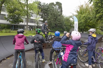 Kinder testen den Pumptrack bei der Schule Steigerhubel (Bild: Peter Eichenberger). Vergrösserte Ansicht