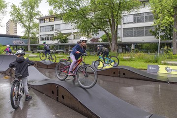 Kinder testen den Pumptrack bei der Schule Steigerhubel (Bild: Peter Eichenberger). Vergrösserte Ansicht