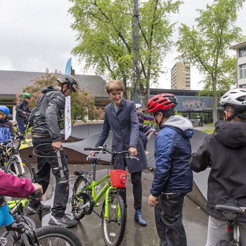 Gemeinderätin Franziska Teuscher mit Schulkindern bei der Eröffnung des Pumptracks bei der Schule Steigerhubel (Bild: Peter Eichenberger)