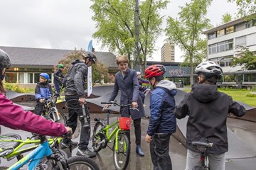 Gemeinderätin Franziska Teuscher mit Schulkindern bei der Eröffnung des Pumptracks bei der Schule Steigerhubel (Bild: Peter Eichenberger). Vergrösserte Ansicht