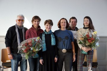 Sozialpreis 2015  v.l. Daniel Pulver, Isabelle Pulver (beide Rolling Thunder), Gemeinderätin Franziska Teuscher, Suzanne Brunner, Heinz Lauener und Sophie Brunner (Atelier ROHLING). Vergrösserte Ansicht