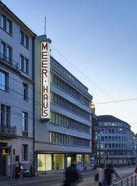 Aussenfassade mit Leuchtschrift