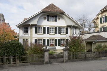 Bümplizstrasse 120: Hauptfassade mit den restaurierten Wappen und der rekonstruierten Farbgebung. (Bild: Christine Blaser – bildaufbau, 2021). Vergrösserte Ansicht