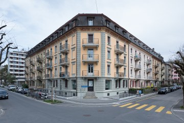 Neufeldstrasse 27/27a: Kopfbau des Reihenblocks an der Kreuzung Neufeldstrasse / Zähringerstrasse. (Bild: Christine Blaser – bildaufbau, 2018). Vergrösserte Ansicht