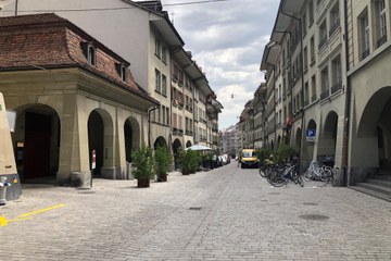 Rathausgasse: Rathausgasse mit fertiggestellter Pflästerung (Denkmalpflege Stadt Bern, 2020). Vergrösserte Ansicht