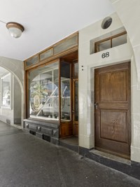 3) Rathausgasse 68 - Aussenansicht
