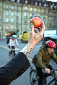 Apfel in Hand (Bild: Marco Zanoni)