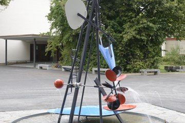 Wasserspiel Brunnen Walter Linck Volkssschule Bethlehemacker   Bild Marc Egger. Vergrösserte Ansicht