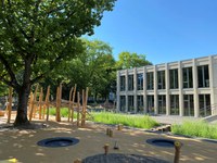 Aussenraum mit Spielplatz (zvg)