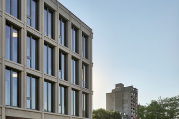 Aussenansicht der Neubauten von vorne (Rolf Siegenthaler Fotografie, Bern). Vergrösserte Ansicht