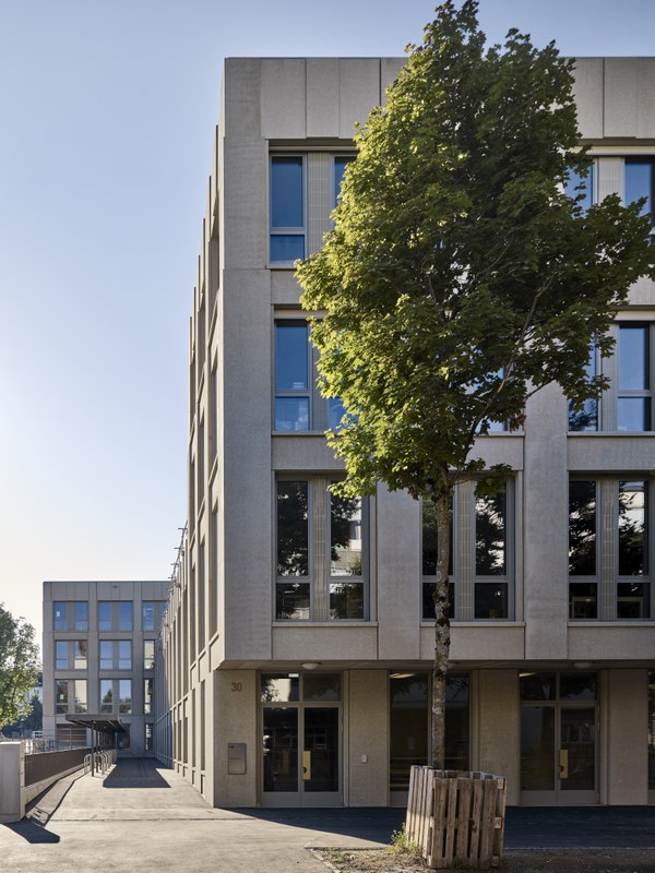 Aussenansicht Volksschule Spitalacker (Bild: Rolf Siegenthaler).