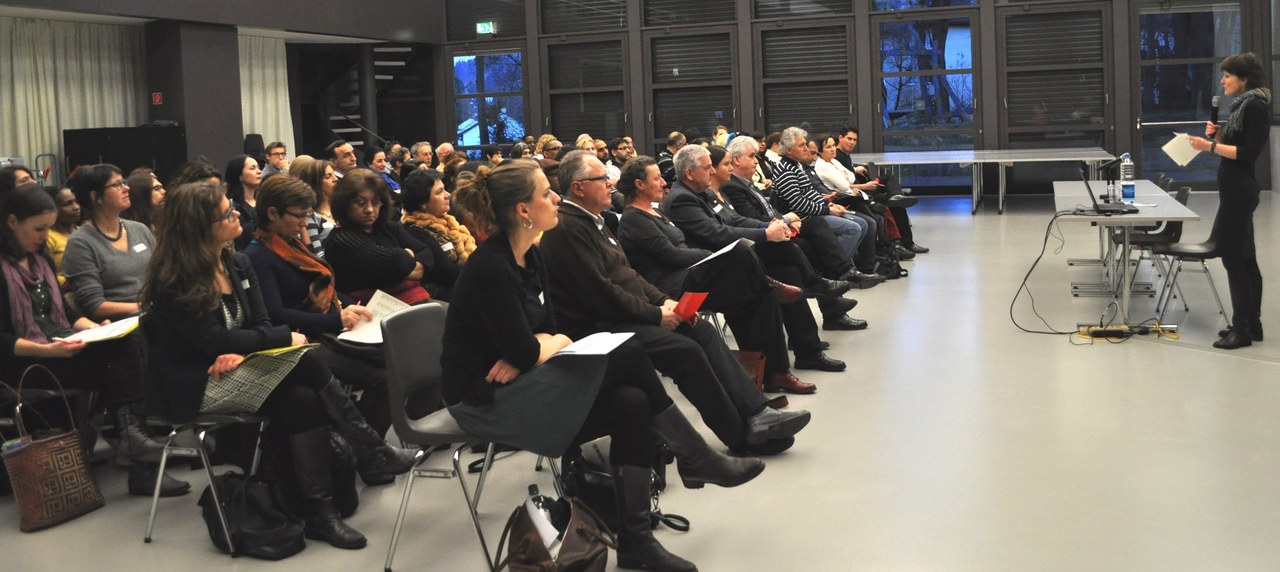 Viele Personen in einem Saal, die einem Referat von Gemeinderätin Franziska Teuscher zuhören.