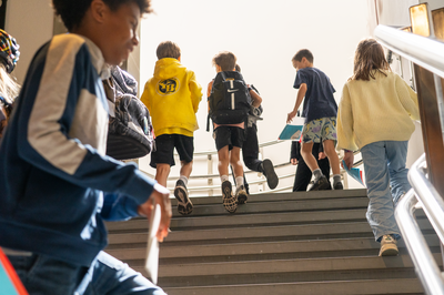 Kinder gehen Treppe hoch