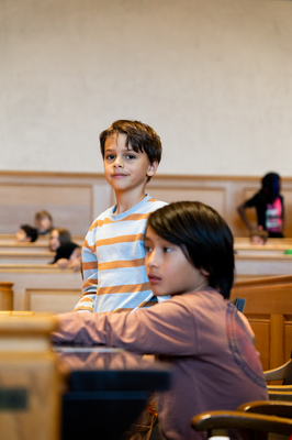 Junge schaut Kamera an