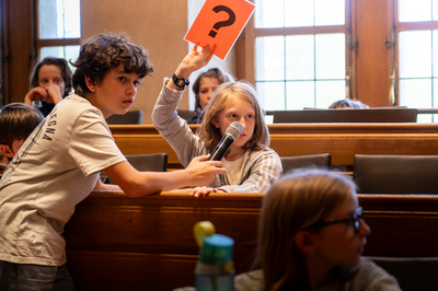 Kind mit Fragezeichenkarte