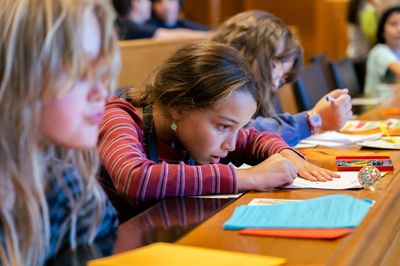 konzentriertes Mädchen