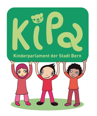 Drei Kinder halten das Logo des Kinderparlaments in die Höhe