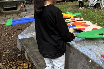 1 Ein Kind malt eine Figur an.. Vergrösserte Ansicht