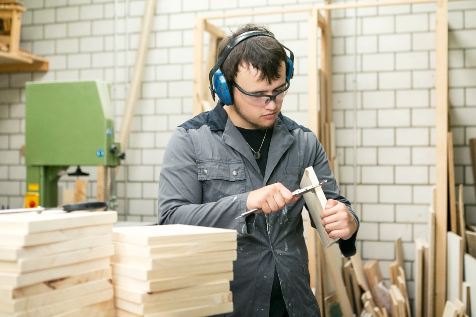 Jugendlicher in Holzwerkstatt