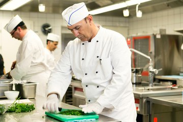 Köche bei der Arbeit in der Küche. Vergrösserte Ansicht