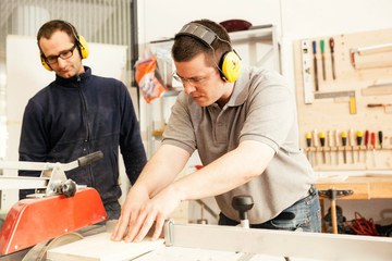 Arbeitssituation in der Holz-/Metall-Werkstatt. Vergrösserte Ansicht