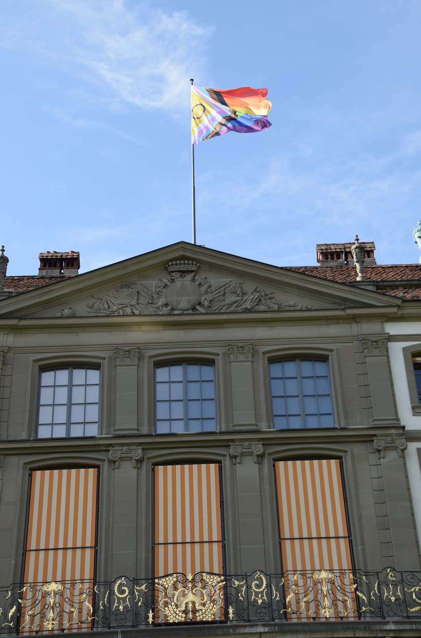 Die progressive pride Regenbogenfahne weht auf dem Erlacherhof