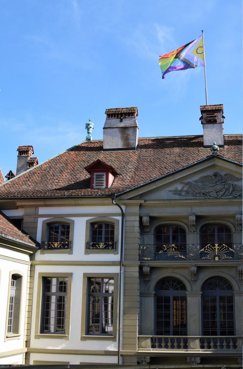 Die progressive pride Regenbogenfahne weht auf dem Erlacherhof