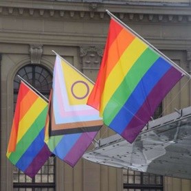 Regenbogenfahnen auf dem Baldachin Bern