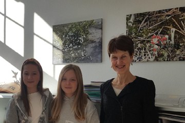 Zwei Mädchen treffen Gemeinderätin Franziska Teuscher. Vergrösserte Ansicht