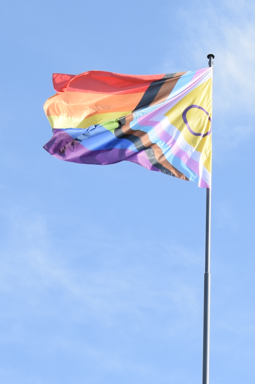 Die progressive pride Regenbogenfahne weht auf dem Erlacherhof