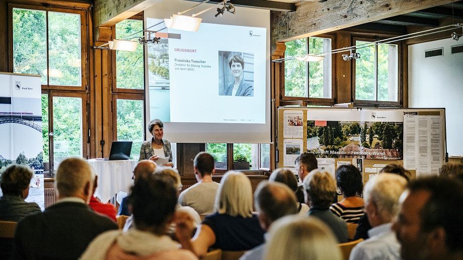 Interessierte hören bei der Einleitung zu, zu sehen ist Gemeinderätin Franziska Teuscher