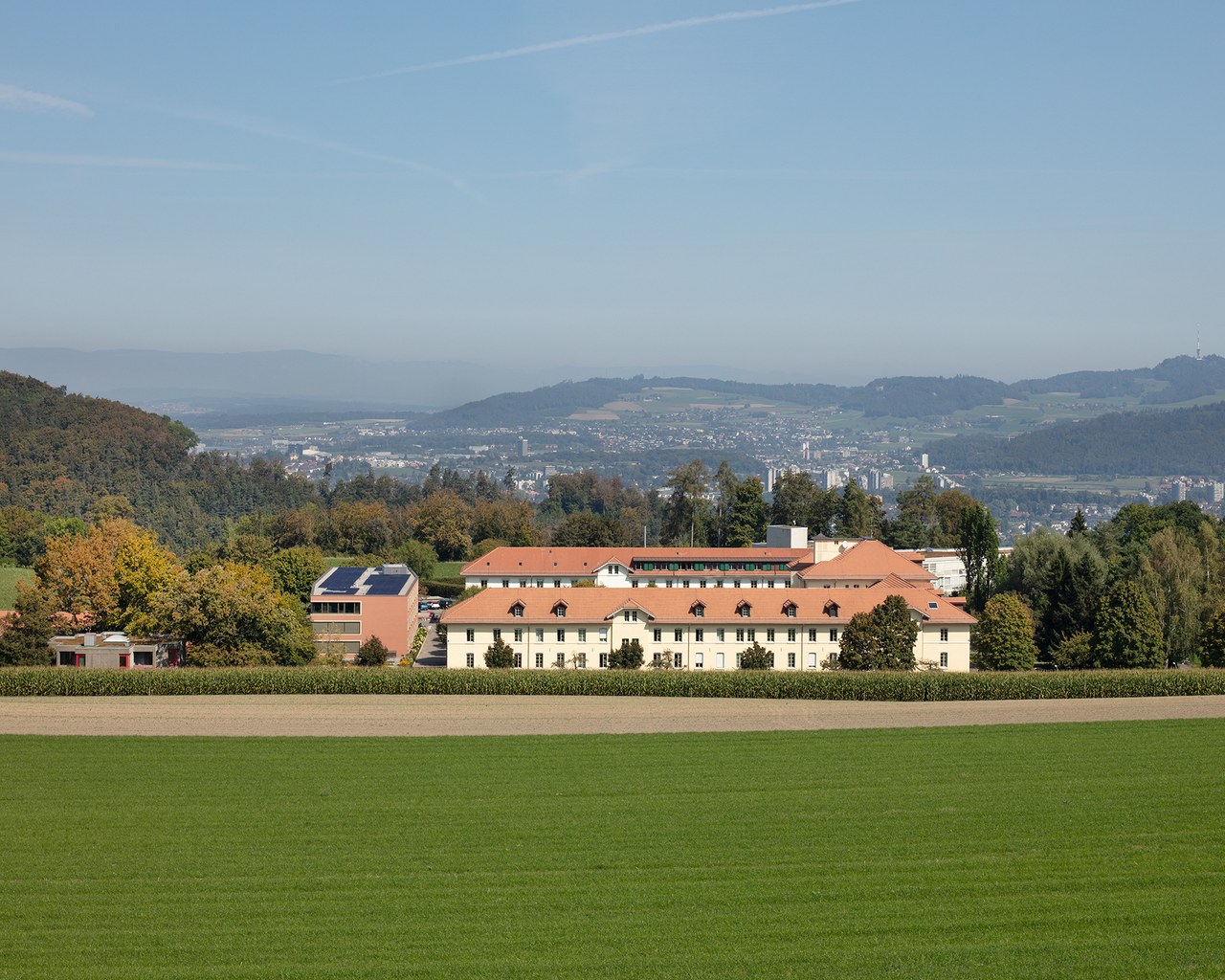 Das Altersheim Kühlewil aus der Ferne