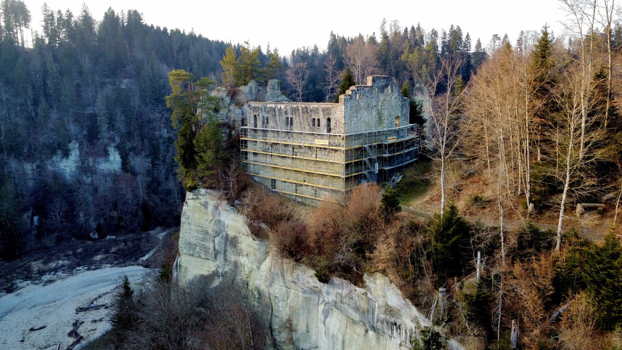 Ruine Grasburg mit Baugerüst