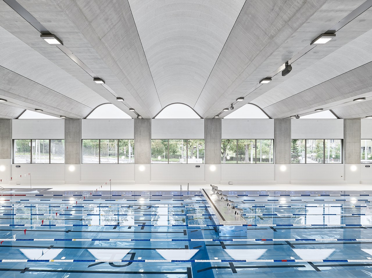 50-Meter-Becken in der Schwimmhalle Neufeld