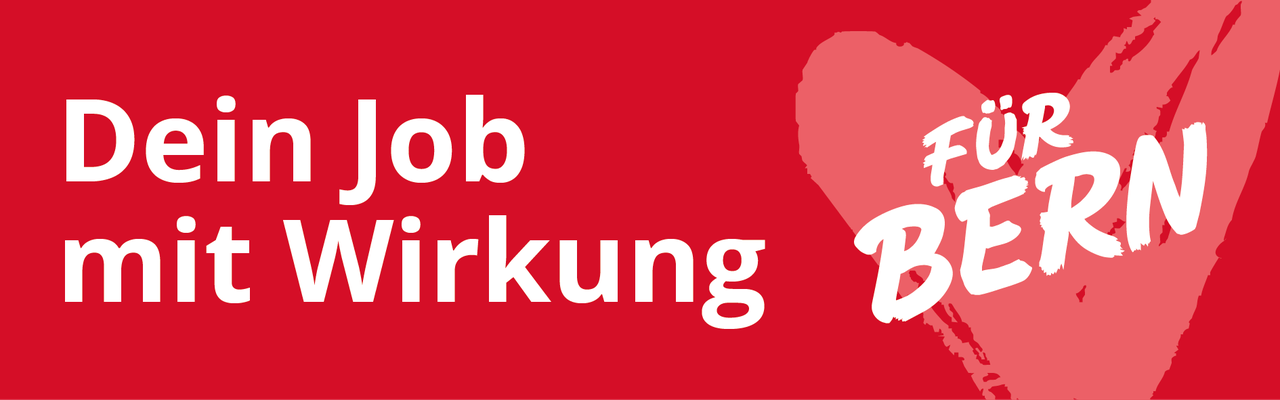 Blick auf den Bahnhofplatz, viele Menschen laufen über den Fussgänger*innen-Streifen