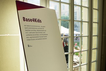 Digitaltag base4kids Tafel. Vergrösserte Ansicht