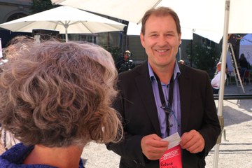 Im Gespräch mit Bürgerinnen und Bürger am Digitaltag. Vergrösserte Ansicht