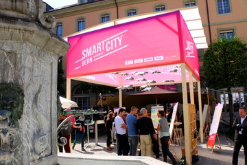 Digitaltag Stand Brunnen Generationenhaus Innenhof. Vergrösserte Ansicht